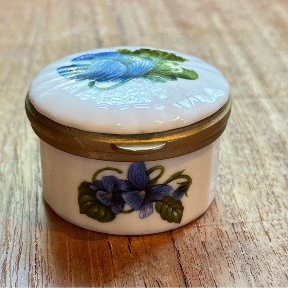 Vintage Little Switzerland Porcelain Trinket Box | Blue Violets | Gold Trim - Picture 8 of 10